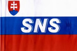 Zástava SNS — trikolóra so slovenským znakom a písmenami SNS