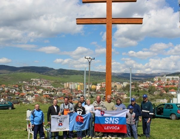 Nový slovenský dvojkríž v Kameničanoch
