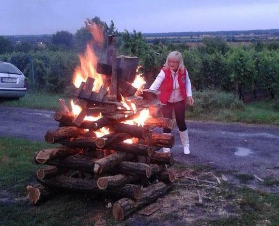 Vatra zvrchovanosti v Mani za účasti Evy Smolíkovej