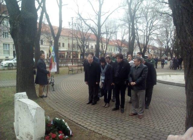 Kladenie vencov k pamätníku "MALEJ VOJNY"