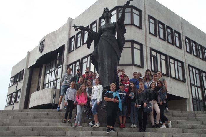 V Národnej rade SR privítali deti z Čane poslanci NR SR za SNS Peter Pamula  a Dušan Tittel