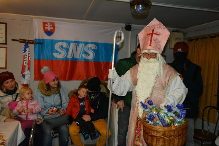 Mikuláš medzi deťmi národniarov