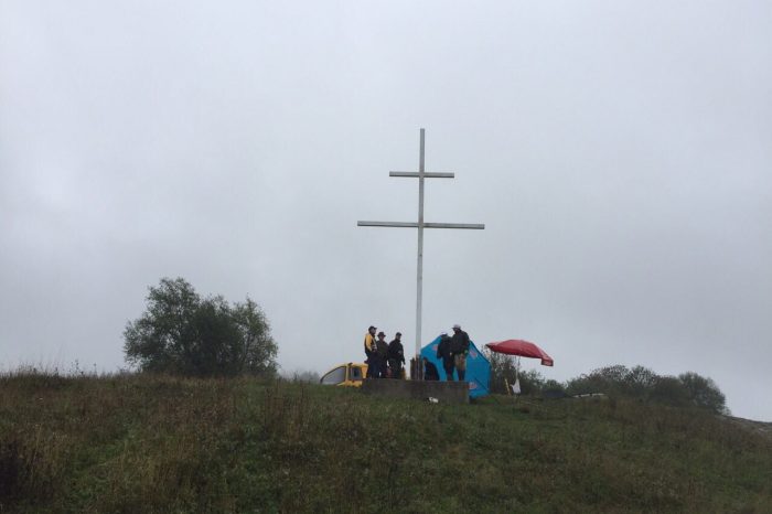 Nad Kysucami stojí nový slovenský dvojkríž
