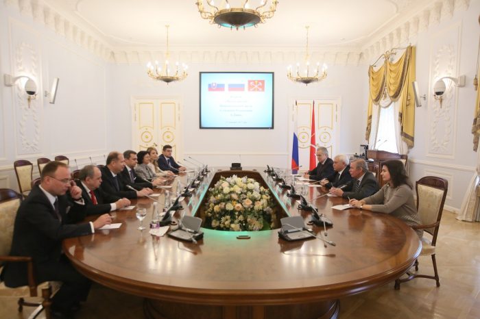 Parlamentná delegácia na čele s predsedom SNS Andrejom Dankom sa dnes stretla aj s gubernátorom Petrohradu