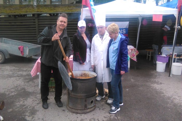 Michalovskí národniari s gulášom na mestskom jurmarku