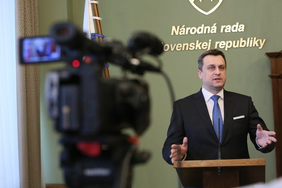 A. Danko - O modernizácii ozbrojených síl SR v rokovacej sále