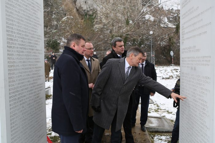 A. Danko - Pri Pamätníku Brány Slobody na Devíne