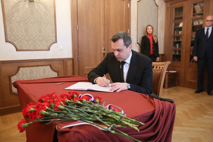 Predseda NR SR Andrej Danko podpisom do kondolenčnej knihy vyjadril sústrasť rodinám obetí tragického požiaru v sibírskom meste Kemerovo