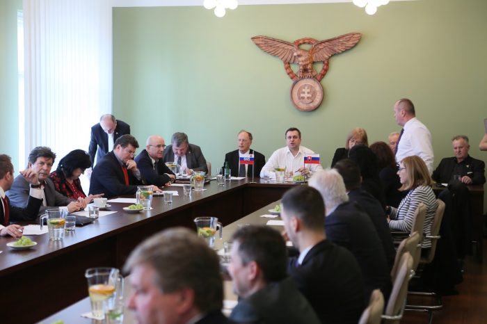 SNS: Rokovať o predčasných voľbách budeme v prípade, ak vláda SR bude nefunkčná