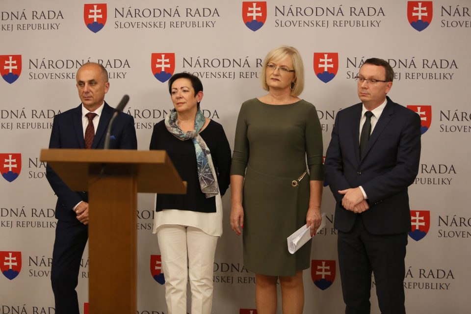 E. Smolíková, T. Bernaťák - Potrebujeme novú koncepciu rodinnej a demografickej politiky