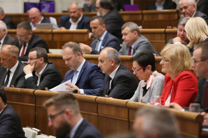 Tibor Bernaťák: Zastropovanie veku odchodu do dôchodku v Ústave SR