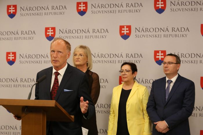 E. Smolíková - O platoch začínajúcich učiteľov