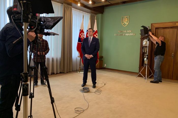 ROZLIŠUJME TÝCH, KTORÍ PRE NÁROD PRACUJÚ OD TÝCH, KTORÍ MAJÚ LEN PRÁZDNE SĽUBY.