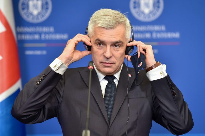 Slovenská národná strana vyzýva vládu Slovenskej republiky, aby nezasahovala do konfliktu medzi Ukrajinou a Ruskou federáciou.