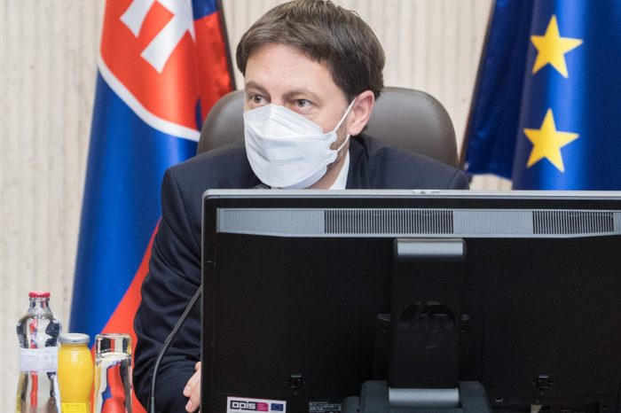 Vláda ešte nemá dôveru parlamentu a už si píli konár pod sebou.