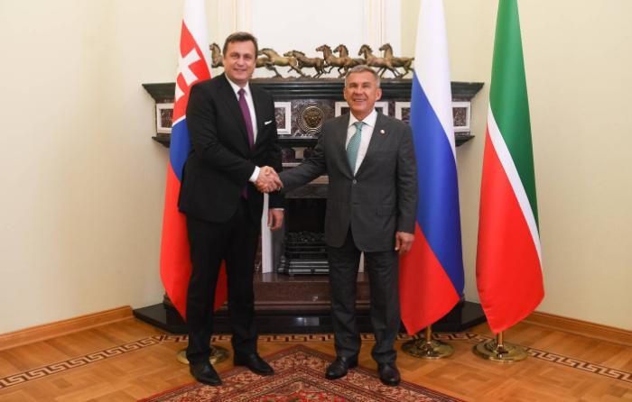 Slovenská národná strana odsudzuje teroristický útok v ruskej Kazani a vyjadruje úprimnú sústrasť všetkým obetiam.