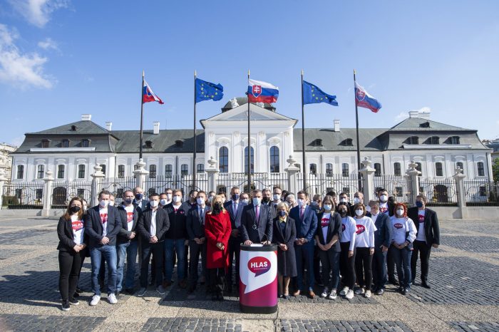 Slovenská národná strana dôrazne protestuje proti dnešnému egoizmu a klamstvám Petra Pellegriniho pred prezidentským palácom v súvislosti s referendom.