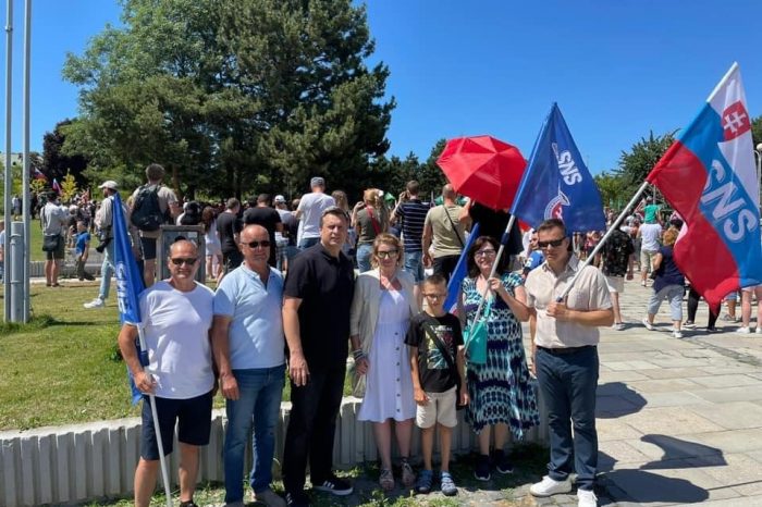 Slovenská národná strana sa politicky pridáva k aktivite strany Smer-SD na organizovanie protestu 17. októbra v Banskej Bystrici.