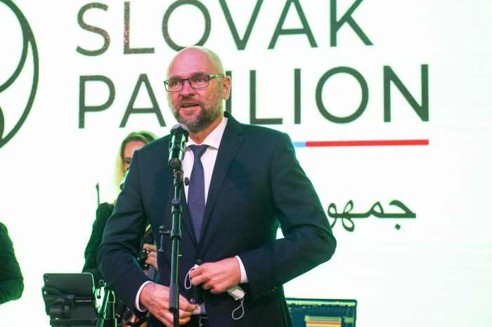 SNS vyzýva účastníkov letu, aby zo svojho zaplatili výlet do Dubaja