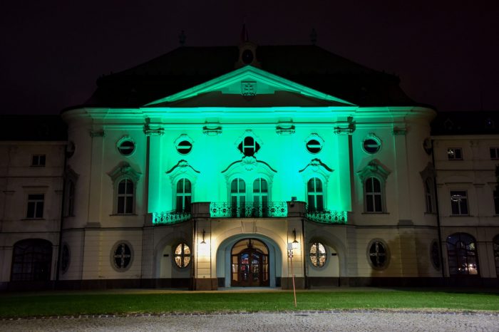Sviečky za obete tentoraz pred Úradom vlády nehoreli...