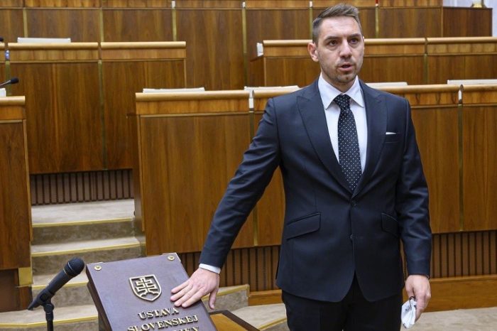 Slovenská národná strana vyzýva poslanca Gyimesiho z OĽaNO, aby sa bezodkladne ospravedlnil slovenskému národu.