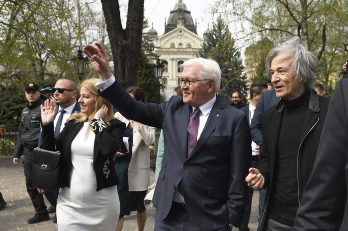 Slovenská národná strana vyzýva prezidentku Zuzanu Čaputovú, aby už nepozývala nemeckého prezidenta Steinmeiera na územie Slovenskej republiky.