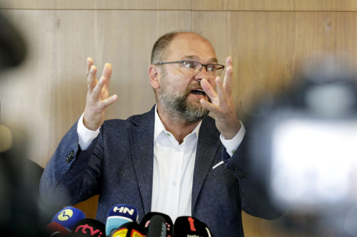 Slovenská národná strana vyzýva Richarda Sulíka k zodpovednosti pri riadení štátu.