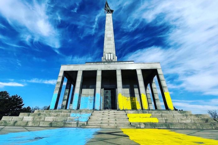 Najprv je “natretý” Slavín vandalmi “správnymi” farbami niečich dresov a potom ho “povolaní” idú ponoriť do tmy.