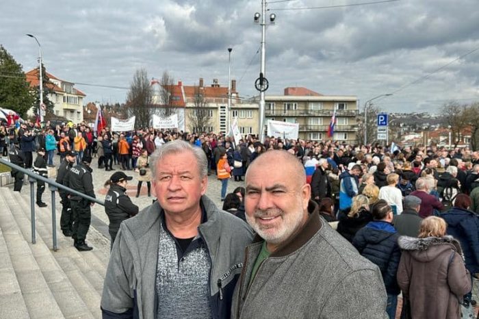 Dnes som sa zúčastnil v Bratislave pri Hradnom múre pred NRSR občianskeho protestu na záchranu samospráv zorganizovanému Združením miest a obcí Slovenska spolu so svojimi kolegami.
