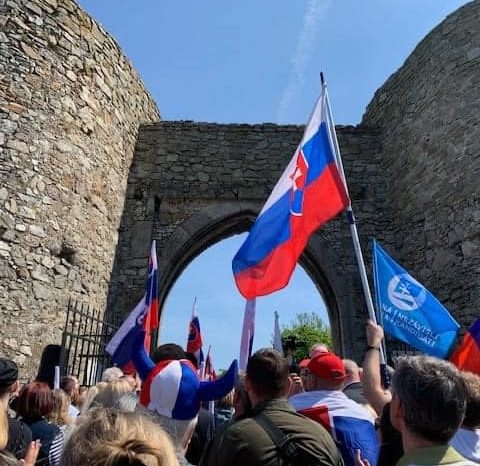 Nikto nám nezoberie slovenskú vlajku. Nenechali sme to len tak a na Devín sme vyniesli štátnu vlajku