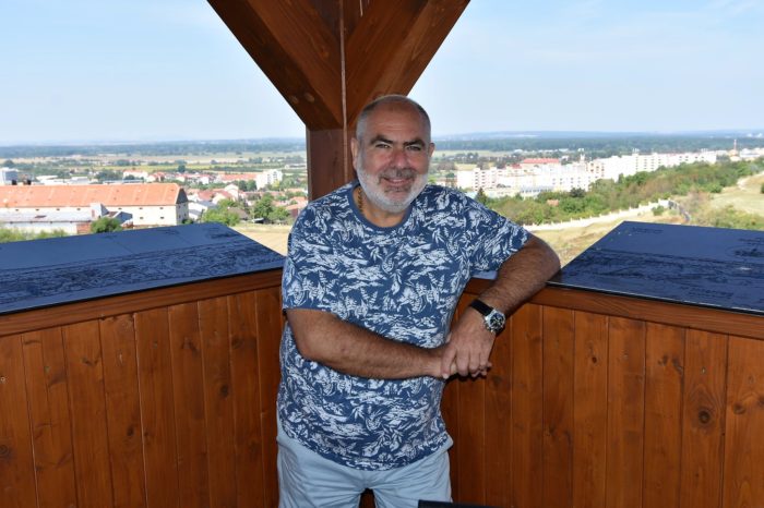 Je rekordne horúce leto a bývalí koaliční politici gumujú posledné štyri roky, ako keby ani neboli.