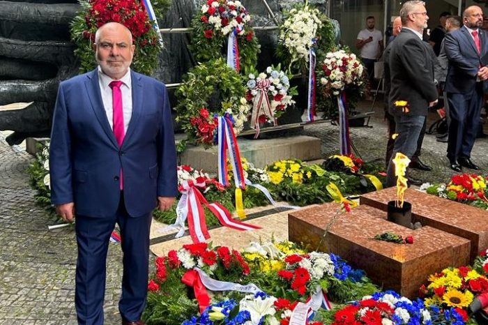 Ústavní činitelia mali včera mnoho dôvodov skrývať sa pred verejnosťou.