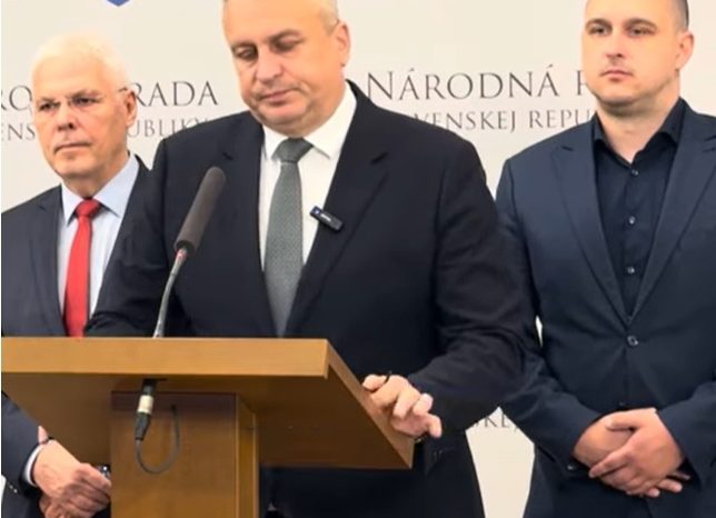 JURAJ BLANÁR SA SPRÁVA AKO IVAN KORČOK A PODPORUJE VSTUP UKRAJINY DO EÚ POČAS VOJNOVÉHO KONFLIKTU.