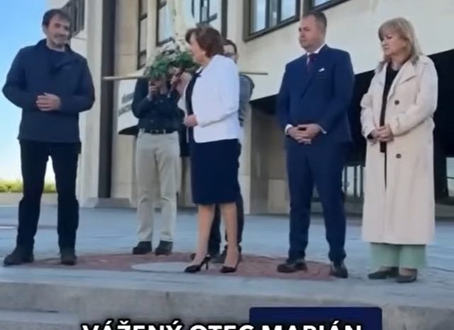 MALÝ CHLAPEC VOPCHAL DO ZADNÉHO OTVORU DVOJKRÍŽ