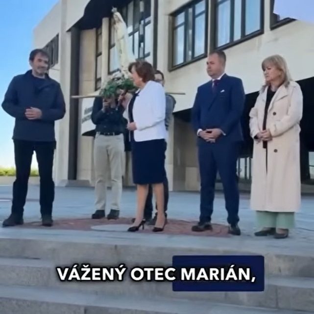 MALÝ CHLAPEC VOPCHAL DO ZADNÉHO OTVORU DVOJKRÍŽ